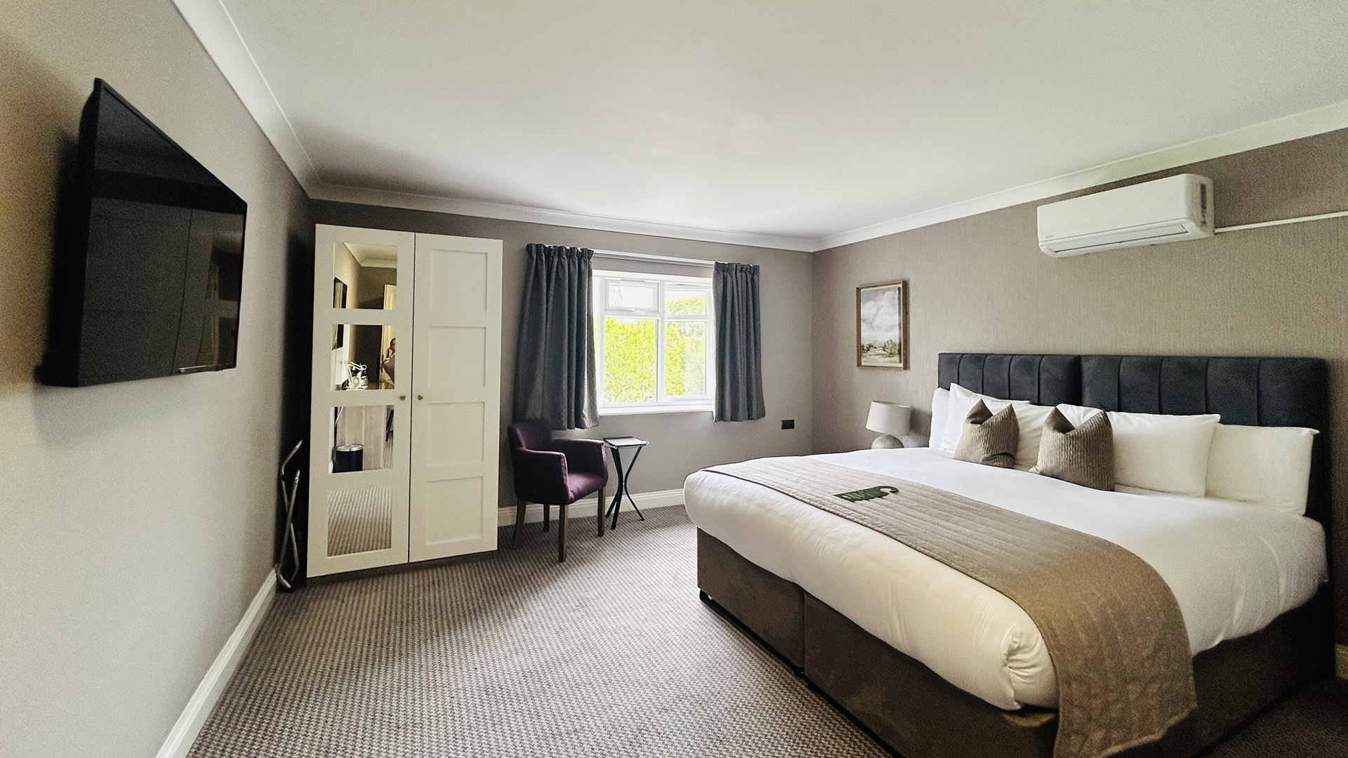 Riverside Salisbury | Super king room with river and Cathedral views